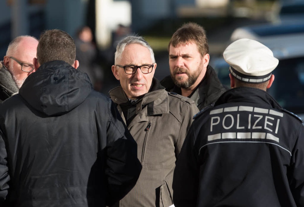 Der Oberbürgermeister von Villingen-Sc...) informiert sich  bei Polizeibeamten.  | Foto: dpa