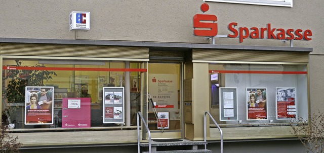 2016 wird die Sparkasse in Knigschaff...chlossen, doch der Bankautomat bleibt.  | Foto: Hlter-hassler