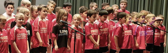 Singender Nachwuchs bei der Jahresfeier des FC Auggen   | Foto: Jutta Geiger