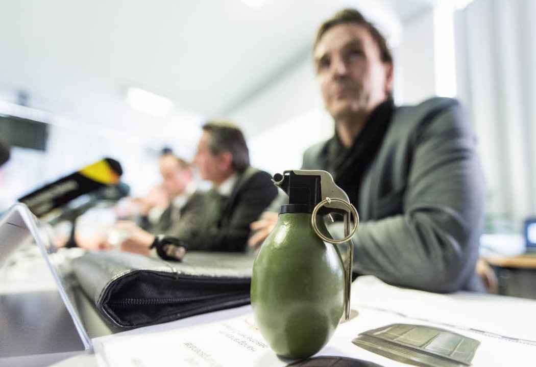 Ein Modell der Handgranate M52 aus dem...lingsunterkunft in Villingen geworfen.  | Foto: dpa