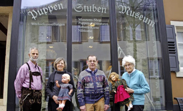 Bernd Ruffert, Anita Ldtke, Hans-Jrg...v.l.) sind das Team des Puppenmuseums.  | Foto: Martin Pfefferle