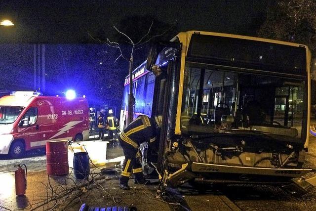 Linienbus schlitzt sich Tank auf - rund 150 Liter Diesel ausgelaufen