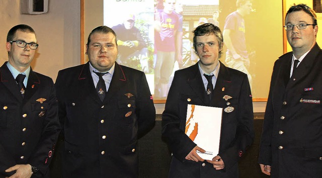 Jugendgruppenleiter Matthias Meisinger...ndwart Mirko Lemic (im Bild von links)  | Foto: Anika Lenke