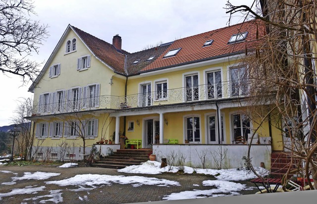 Hoch ber dem Kleinen Wiesental: Der m...wirkende Rosenhof in Tegernau-Schwand   | Foto: roswitha frey