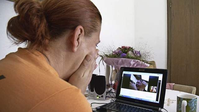 Lacht sie oder weint  sie? Die polnisc... Sobolak beim Skypen mit ihrer Tochter  | Foto: real fiction