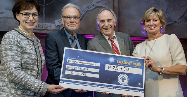 Edith Schreiner (von links), Jens-Uwe ... sich ber das tolle Spendenergebnis.   | Foto: rein