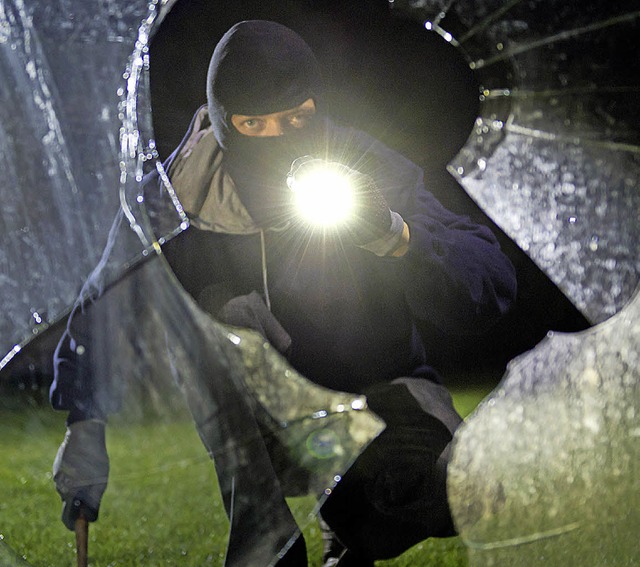 Die meisten Einbrecher kommen in den dunklen Monaten.   | Foto: dpa