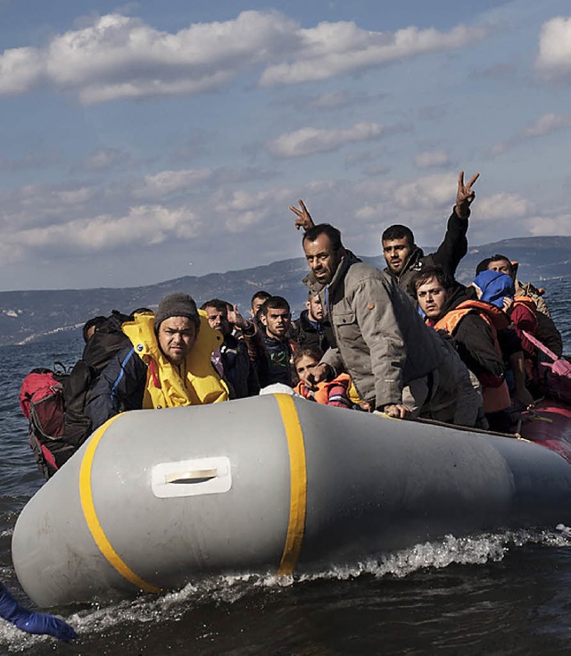 Flchtlinge vor Lesbos  | Foto: dpa