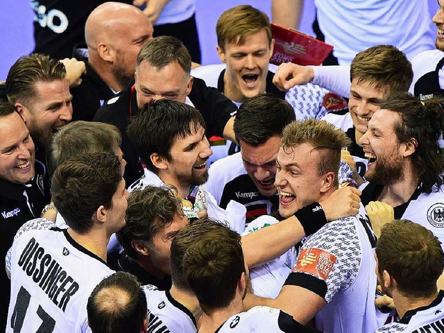 Die deutschen Spieler bejubeln im Kollektiv den Halbfinal-Erfolg.  | Foto: AFP