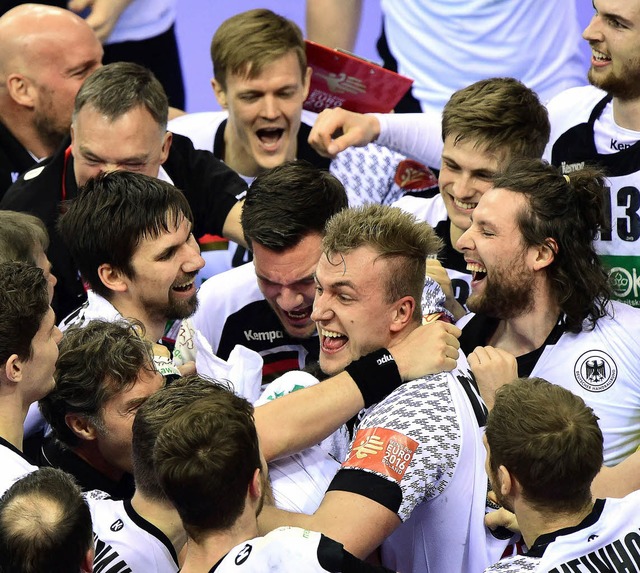 Die deutschen Spieler bejubeln im Kollektiv den Halbfinal-Erfolg.   | Foto: AFP