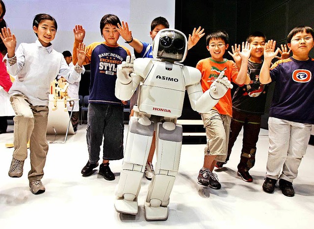 Zukunft in Japan:  Roboter sollen Aufgaben von Arbeitnehmern bernehmen.  | Foto: AFP