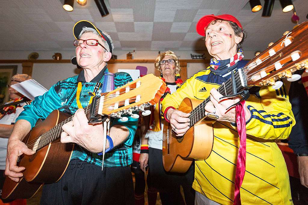 Fuballstars:  Gitarrengruppe nrrisch auf Hochtouren