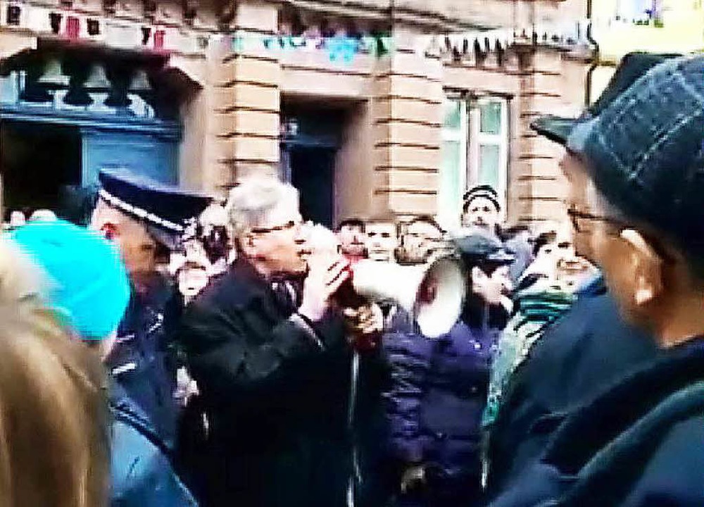 OB Müller hatte die Demonstranten mit Argumenten konfrontiert.  | Foto: BZ