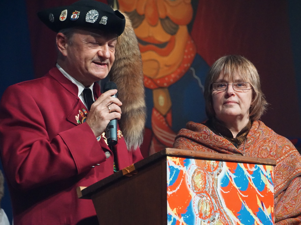 Zunftkappenabend bei den Welle-Bengel: Inge Bilharz erhielt den VON-Orden für „e halbs Lebe“ im Dienst der Fasnet von VON-Chronist Tobert Hensle. Zunftkappenabend bei den Welle-Bengel: Inge Bilharz erhielt den VON-Orden für „e halbs Lebe“ im Dienst der Fasnet von VON-Chronist Tobert Hensle.
