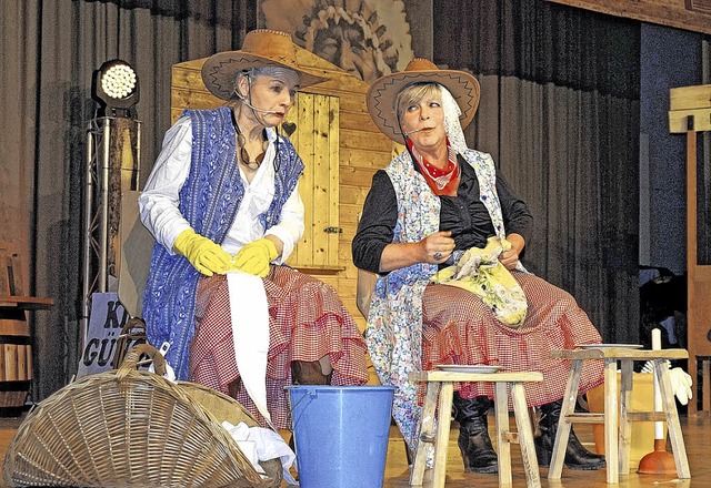 Tolle Klofrauen: Regina Bennek (links)...en fr einen Lacher nach dem anderen.   | Foto: Ursula Freudig