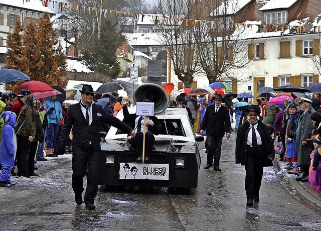 Trotz schlechten Wetters kamen zahlrei...Blues Brothers waren beim Umzug dabei.  | Foto: Liane Schilling