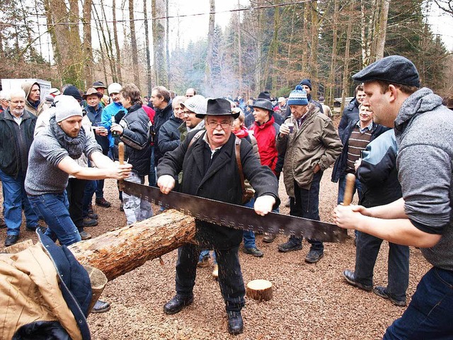 Fest zugelangt wurde beim Wettsgen un...tte) vom Holzversteigerungskomitee.     | Foto: Paul Schleer