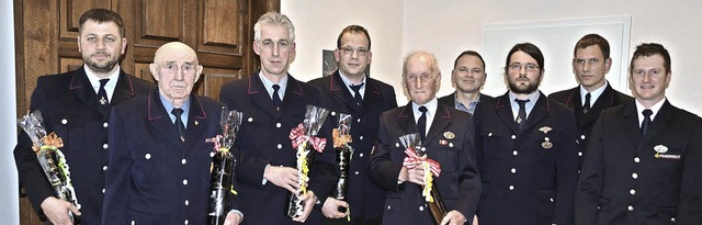 Leiselheim. Die bei der Generalversamm...ster Jrgen Scheiding mit den geehren.  | Foto: Roland Vitt