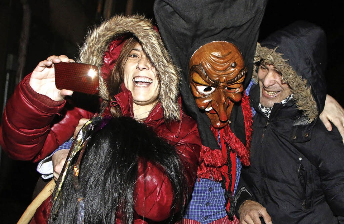 Ein Selfie mit Hexe &#8211; beim Nachtumzug in Schweighausen.   | Foto: Heidi Fssel