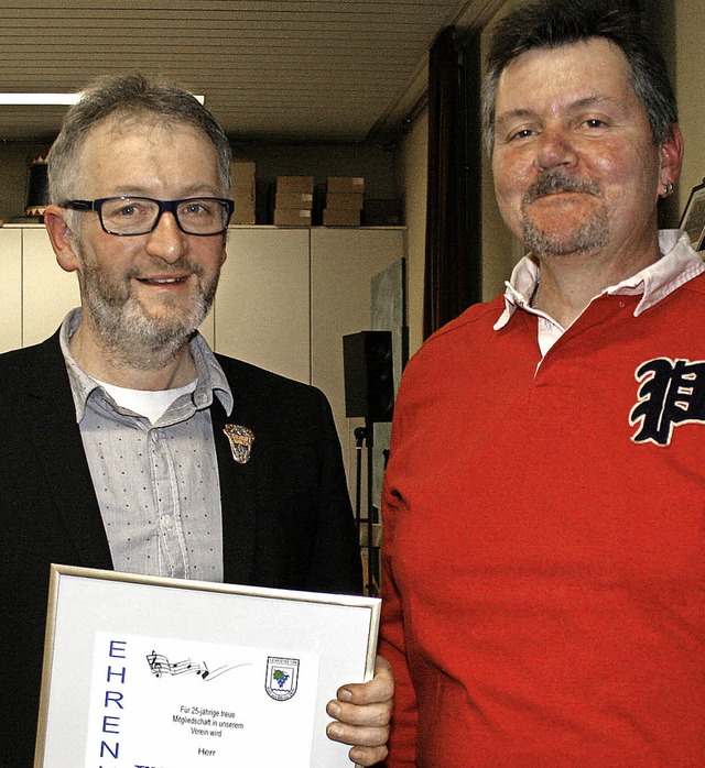 Vorsitzende Thomas Welzbacher (rechts)...zler zum Ehrenmitglied der Stadtmusik.  | Foto: OUNAS