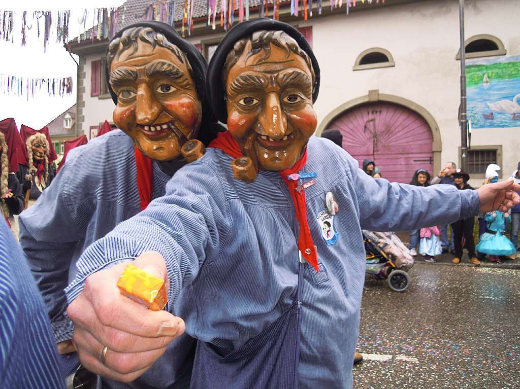 Buntes Narrentreiben in Schwrstadt.