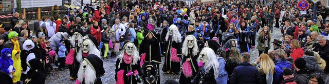 Pelzige Gestalten und viel Gefolge in der Binzener Hauptstrae   | Foto: Norbert Sedlak