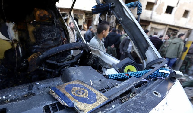 Der Umschlag eines Koran-Exemplars lie...in Damaskus in einem zerstrten Auto.   | Foto: AFP