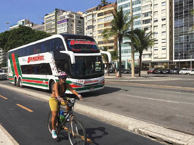Der Linienbus von Ormeno vor der Copacabana in Rio  | Foto: dpa