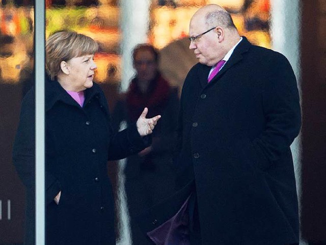 Angela Merkel spricht am 22. Januar im...it Kanzleramtsminister Peter Altmaier.  | Foto: dpa