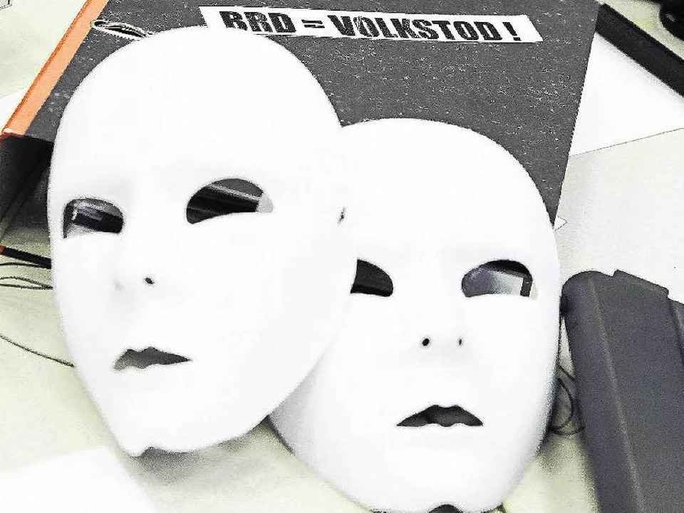 Wei�e Masken haben braune Fackeltr�ger... Donaueschingen getragen. (Archivbild)  | Foto: Dpa