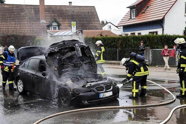 5er-BMW brennt in Lahr auf offener Strae aus