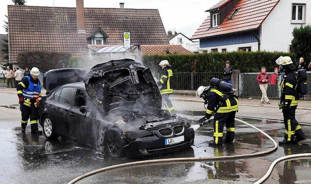 Der brennende BMW wurde von der Feuerwehr gelscht.  | Foto: WOLFGANG KUENSTLE               
