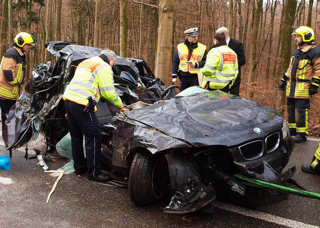 Im Wrack dieses Autos ist der Fahrer u...trecke war ber Stunden voll gesperrt.  | Foto: BZ