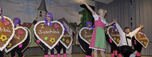 Ein Herz fr Sasbach zeigten die Musikerfrauen mit Gesang, Tanz und  Kostmen.  | Foto: Christel Hlter-hassler