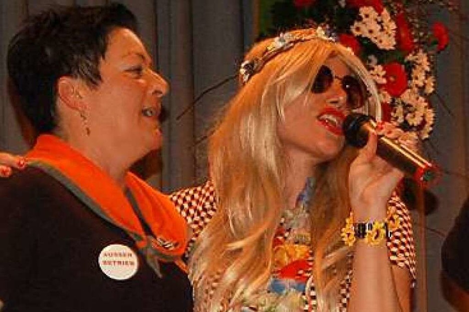 Farbenprächtig und sangeskräftig „Minseln sucht den Superstar“ des Gesangvereins samt Freundeskreis. (Foto: Petra Wunderle) Farbenprächtig und sangeskräftig „Minseln sucht den Superstar“ des Gesangvereins samt Freundeskreis. (Foto: Petra Wunderle)