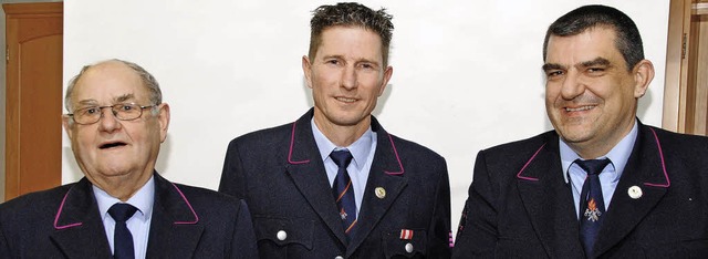 Ehrenkommandant Friedrich Koger ehrte ...Sutter und Michael Heine (von links).   | Foto: Sedlak