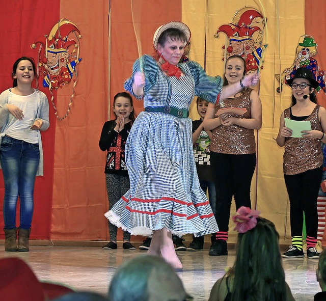 Leidensgenossinnen: die seilspringende... und die Flötenspielerin Rita Ohnemus | Foto: sandra decoux-kone Leidensgenossinnen: die seilspringende... und die Flötenspielerin Rita Ohnemus | Foto: sandra decoux-kone