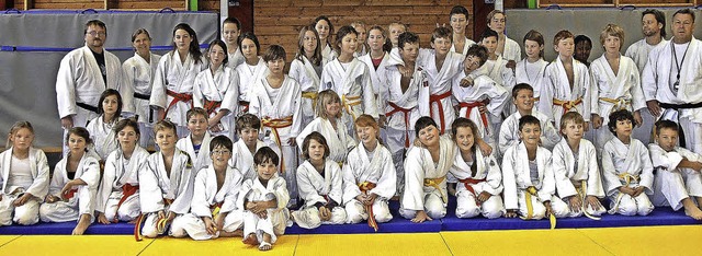 Rene Tscharntke  (rechts stehend) orga...enden Judotag, der allen Spa machte.   | Foto: Frey