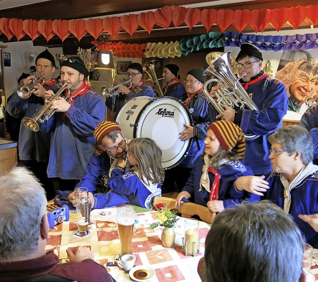 Die Narrenmusiker der Stadtmusik (unse...nchtlern ausnahmslos bestens Anklang.  | Foto: Erhard morath