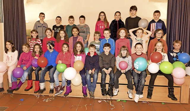 Die Schlerinnen und Schler aus Combr...en im Pfarrkeller zum Gruppenfoto auf.  | Foto: Wilfried Dieckmann