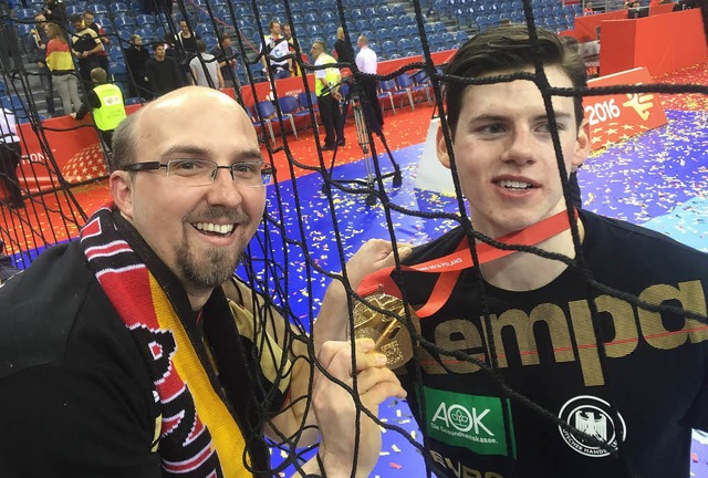 Sebastian Gehring darf nach dem Finale... von Handballer Simon Ernst anfassen.   | Foto: Privat