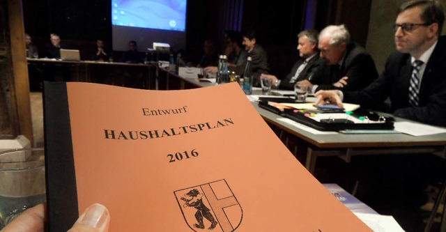 Dickes Zahlenpaket: der Haushaltsplan 2016 der Gemeinde Kirchzarten   | Foto: Markus Donner