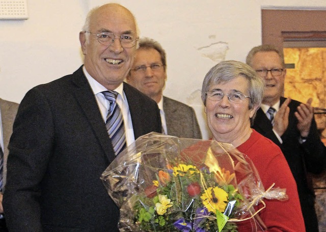Mit einem groen Blumenstrau entlie ... Gisela Silbereisen, in den Ruhestand.  | Foto: Reinhard Cremer