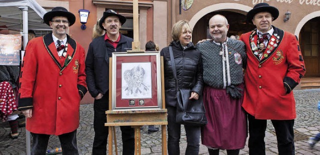 Die Gewinner der beiden Versteigerunge...orsitzender  der Burghexen Waldkirch.   | Foto: Gabriele Zahn