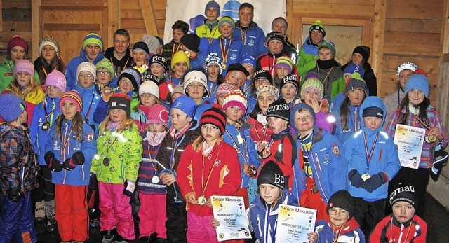 Viele kleine Ski-Asse freuen sich bei ..., mit denen sie sich strken konnten.   | Foto: Ulrike Spiegelhalter