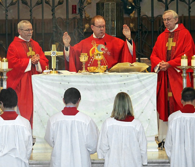 Gemeinsam standen beim Festgottesdiens...tar, untersttzt von den Ministranten.  | Foto: Cornelia Liebwein