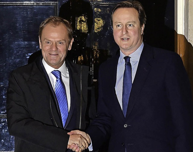 Ratsprsident Tusk und der britische Premier Cameron demonstrieren Harmonie.  | Foto: dpa