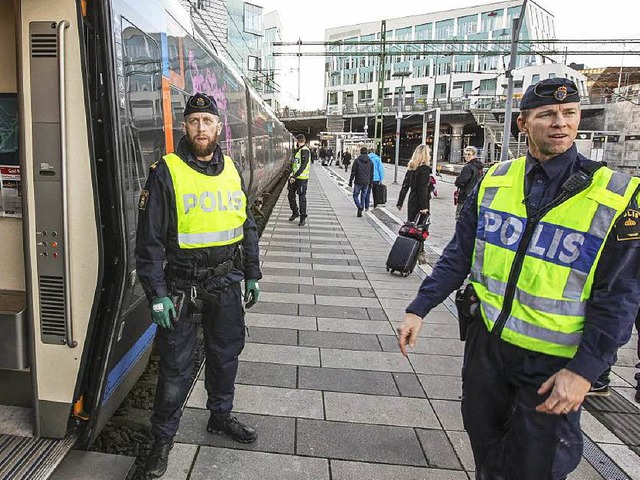 Die ffentlichkeitsarbeit der schwedis...Polizei ist heftiger Kritikausgesetzt.  | Foto: dpa