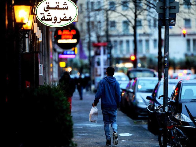 Junge Mnner aus den Maghreb-Staaten  fallen durch aggressives Verhalten auf.  | Foto: dpa