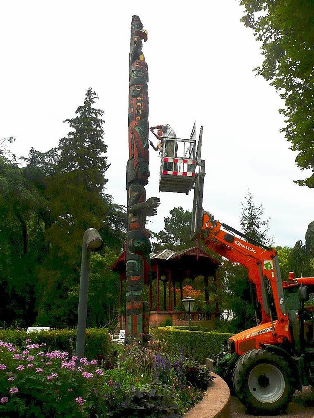 Der Totempfahl erhlt ein Korsett  | Foto: Stadt